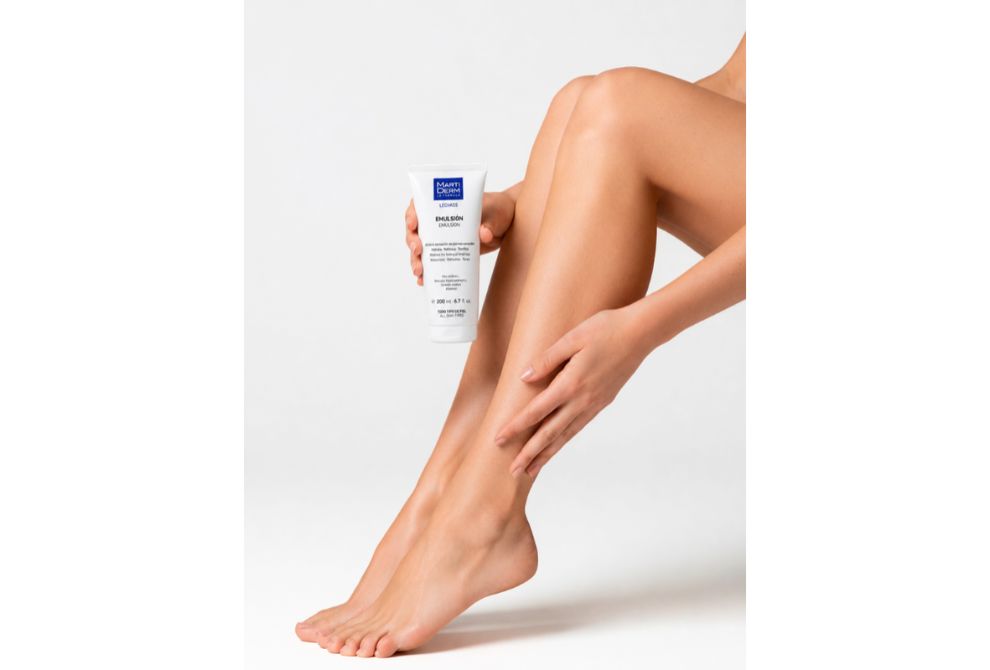 Mujer con una crema para piernas cansadas