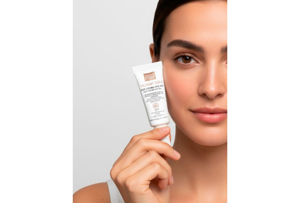 Mujer con DSP-Crema FPS 50+ despigmentante