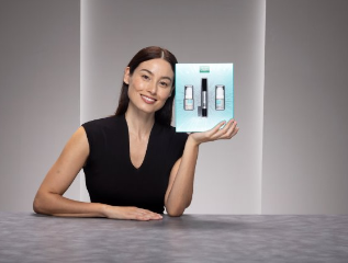 Mujer mostrando el Pack Efecto Redensificante y Lifting de MartiDerm