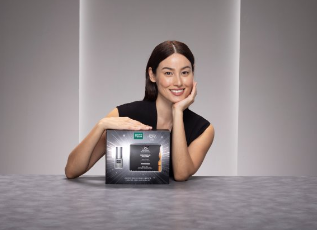 Mujer mostrando el Pack de Luminosidad Global de MartiDerm