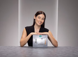 Mujer mostrando el Pack de Hidratación y Luminosidad de MartiDerm