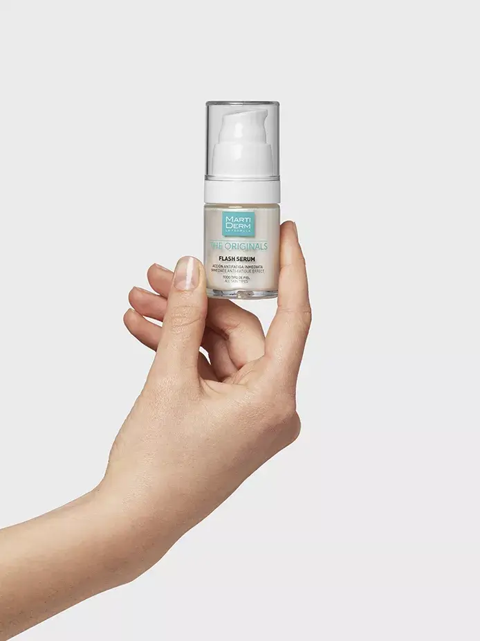 Mano con Flash Serum
