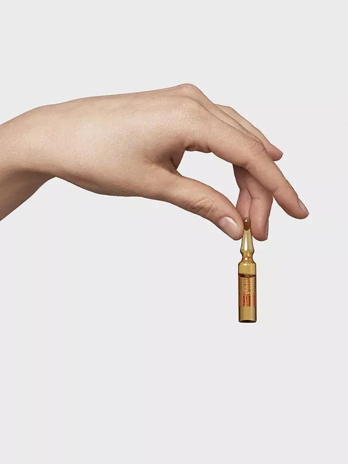 Mano con Ampolla Proteos Liposome