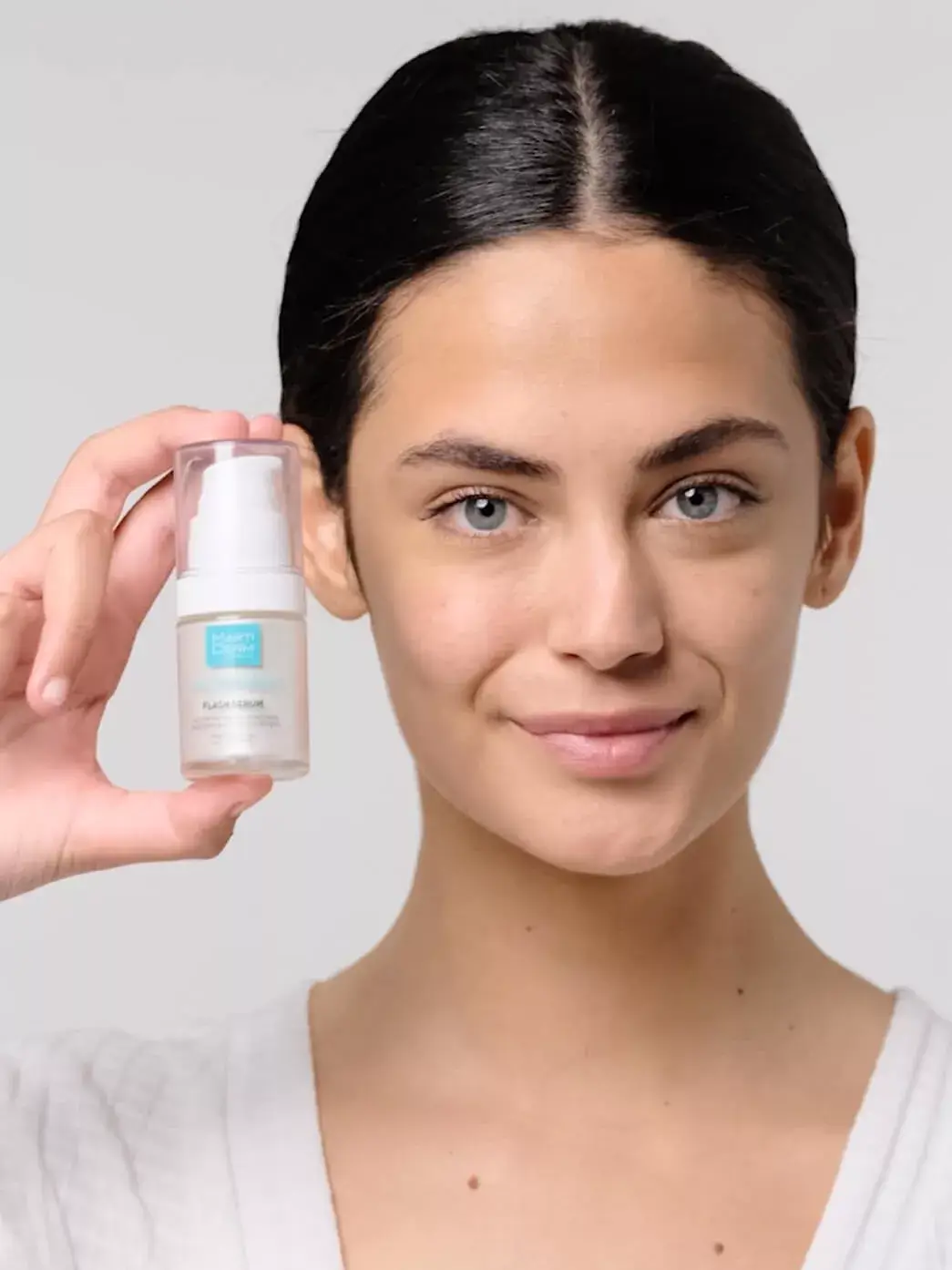 Modelo con Flash Serum