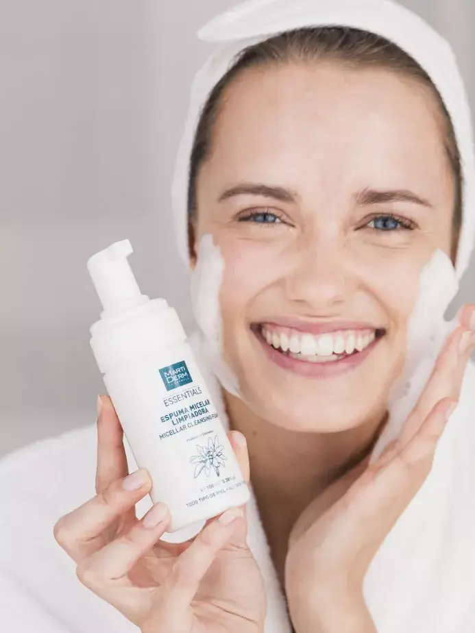 Modelo con Essentials Espuma Micelar de MartiDerm