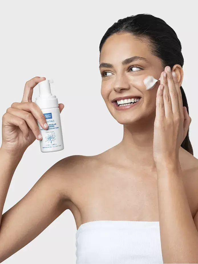Modelo con Essentials Espuma Micelar
