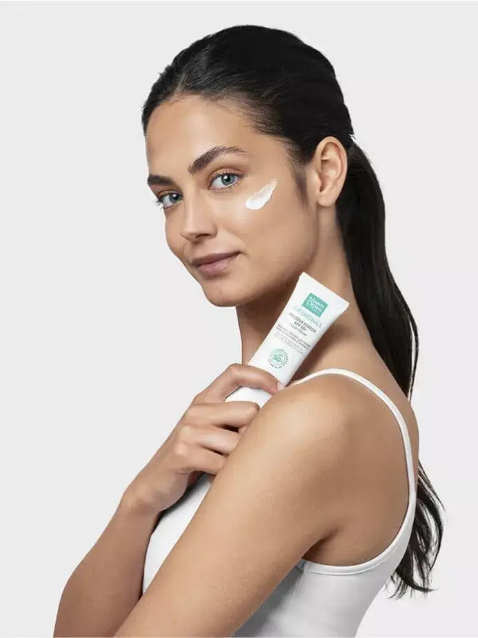Proteos Screen SPF 50+ con modelo